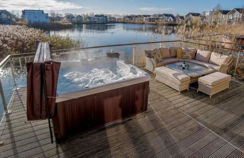 Wren Lodge HM11 HOT TUB Lakeside Spa Property - Foto 1