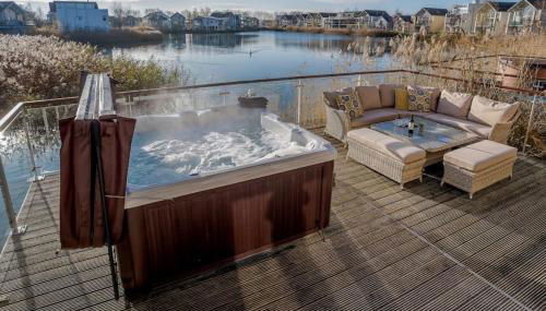 Wren Lodge HM11 HOT TUB Lakeside Spa Property - Foto 1