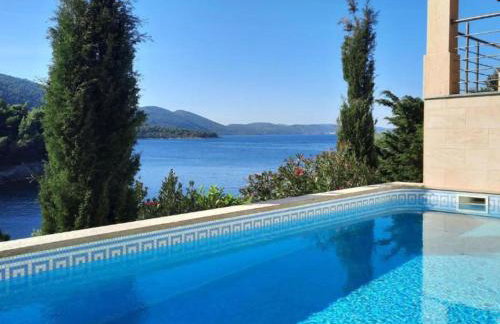 Beachfront Luxury Villa with Private Pool & Stunning Sea Views - Photo 36