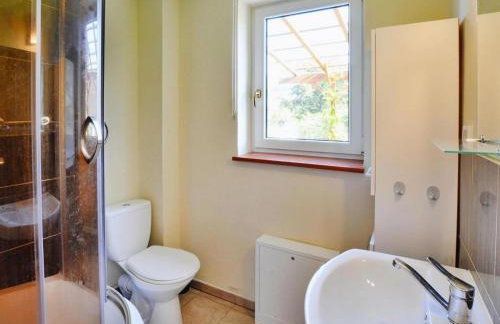 Lakeside holiday home, private garden - Photo 13