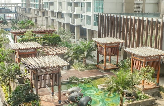 Cozy Pool View Kemang Village Residence Apartment with Direct Access to Mall - Foto 40