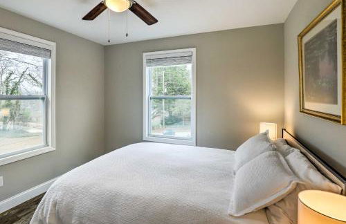 Modern Candler Home with Deck and Yard! - Foto 22