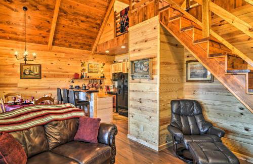 2 Mi to Lake Hamilton! Log Cabin with Cozy Loft - Foto 6