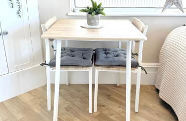 Beachfront Studio Direct Sea Views Air Conditioning Compact Coastal Crib - Foto 5