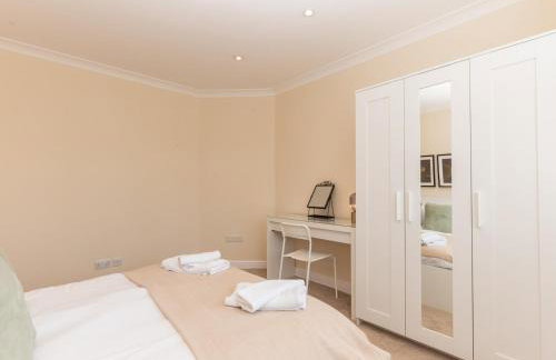 Pass the Keys Stunning Spacious Chessington Gem with Parking - Photo 35