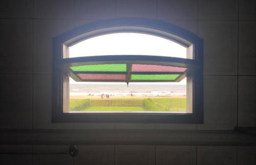 Cabo Frio, Piscina de frente pro Mar, Pé na areia - Foto 33