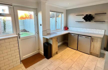 Furzton - Modern Home and Garden, Free Private Parking, TV, Sleeps 6 Guests - Photo 6