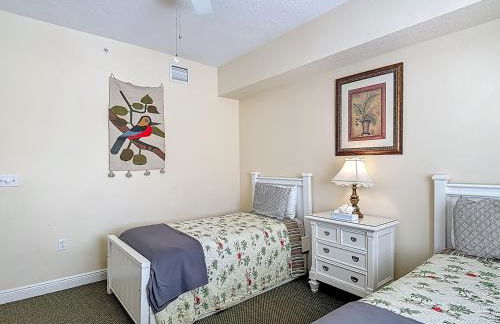 3-BR Condo with Dreamy Balcony Views, Walk to Pool - Foto 22