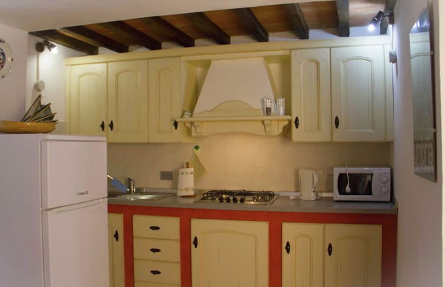 Stay With Local Flavors - Photo 4