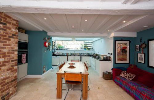 Charming Tudor riverside house - Foto 59