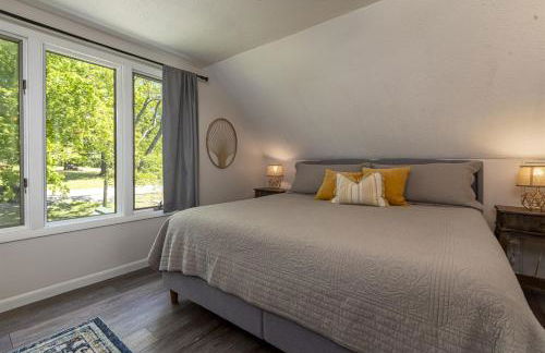 5BR Log Home w Hot Tub & Dock on Lake of Egypt - Photo 30