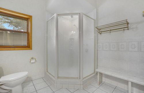 6BR Houghton Lake House with Indoor Pool, Hot Tub and Golf Simulator - Photo 69