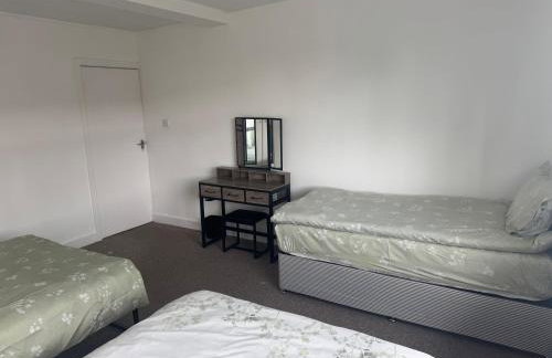 Comfortable 2-Bed Flat Balcony Near Airport - Photo 4