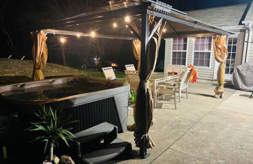 Gorgeous Cozy 5 Bedroom House with Hottub,Lake,Pool - Foto 8