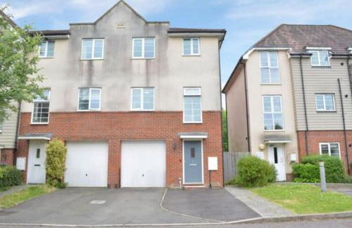 Eskdale Townhouse- Spacious 4BR ,Crawley, Free Wifi, Parking, fully equipped, contractor friendly, temporary relocations welcome, near Gatwick Airport - Foto 66