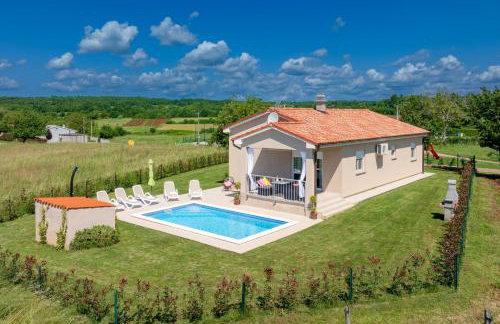 Family holiday house with private pool and playground - Foto 52