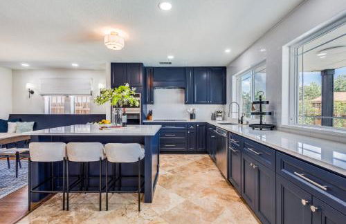 Stunning Lake House with a Pool and Hot Tub - Photo 2