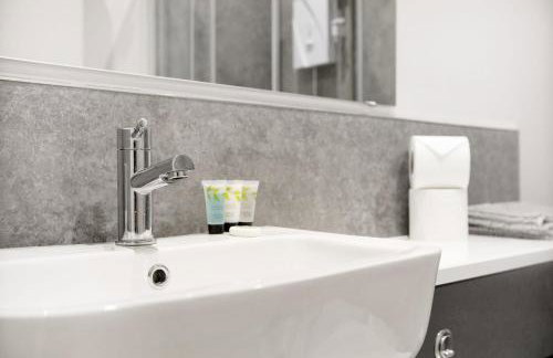 Small Studio Apartment on Linthorpe Road, Middlesbrough with Free WiFi, Free Private Parking, Smart TV & Self-Catering Kitchen - Foto 9