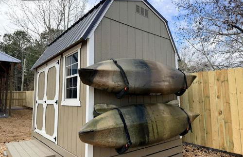 Peaceful Lakeside Covered Airstream with Firepit & Kayaks Near Centre, AL - Photo 7