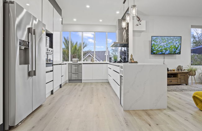 High-end Modern Villa Spa Pool & Views - Photo 18