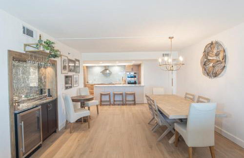 Luxury direct oceanfront corner with a large private balcony, heated pool and garage - Photo 53