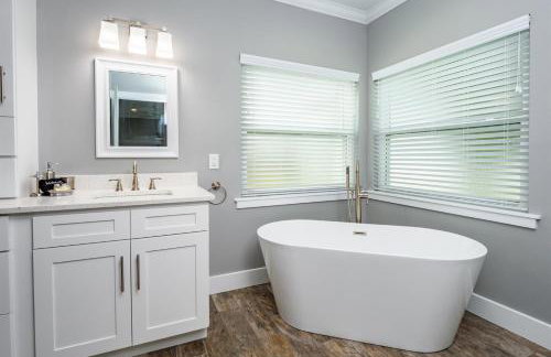 Gorgeous Modern 6BR South Facing Private Pool Hot Tub BBQ Theater 2 Miles Disney - Foto 28