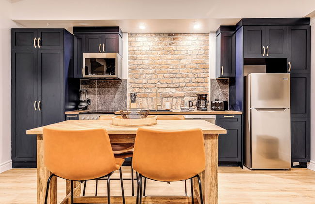 Historic Two Bedroom Facing Parliament - Photo 9