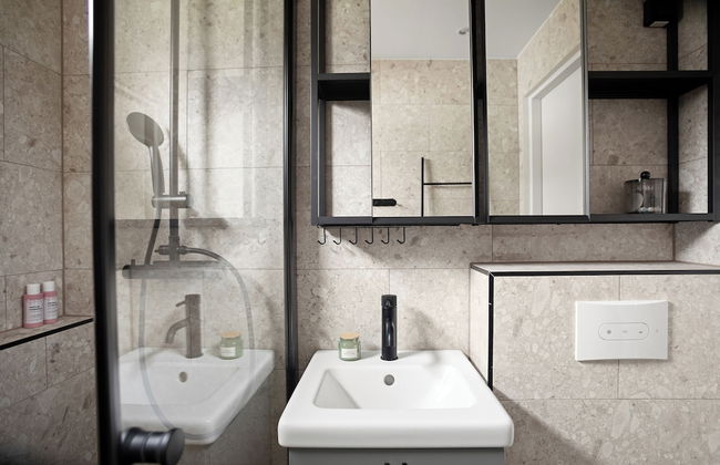 Home Away Apartments - Photo 15