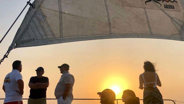 Profiter de la balade en bateau au coucher du soleil