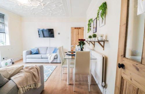 Spacious 4-Bed Home, Perfect Stay with Free WiFi - Foto 13