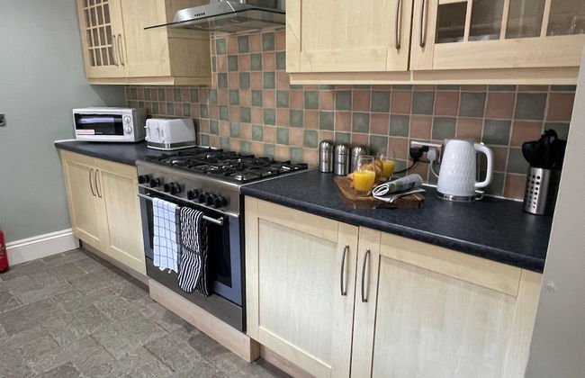 Lovely 3 Bedroom Apartment In Newcastle Upon Tyne With Free Parking - Photo 11