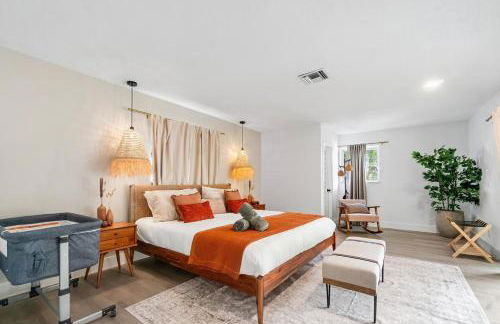 Deluxe Waterfront Villa with BBQ, Pool and Game Room - Photo 13