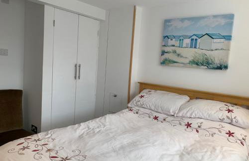 Self contained annex with bedroom bathroom sitting room and kitchenette - Photo 7