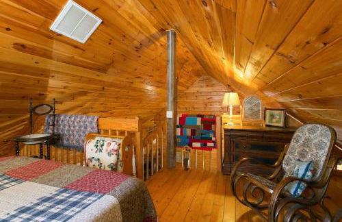 Blueberry Hill Cabin-Private, secluded cabin with a fireplace and New Hot Tub 2025 - Foto 12