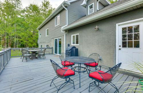 Large Yard with Pond Family Retreat in New Albany! - Foto 1