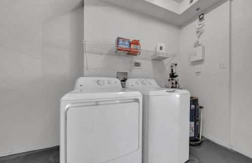 Modern 2BR2BA Pool Gym Near Airport #8 - Foto 36