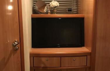 ENTIRE LUXURY yacht 70sqm Oyster Fund - Quiet and relaxing - 2 double bedrooms both en-suite - HEATING - sleeps up to 4 people - moored on our Private Island - nearby LEGOLAND THORPE PARK ASCOT RACES WENTWORTH LONDON Lapland UK -NO Parties - - Foto 34