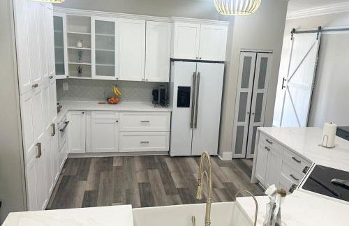 Ultimate Backyard Oasis, Heated Pool, Spa and Lake - Foto 38