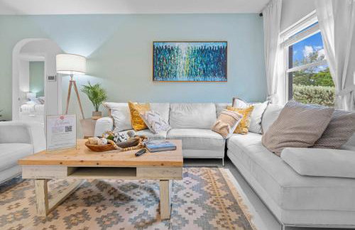 Arthaus- Fully Stocked Kitchen and Fenced Yard - Foto 1