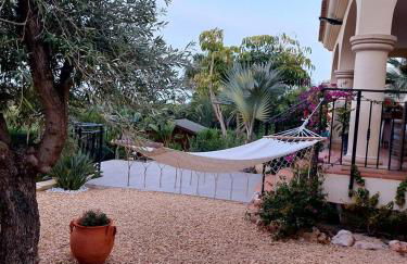 Luxury Villa with Pool & Garden - Foto 8