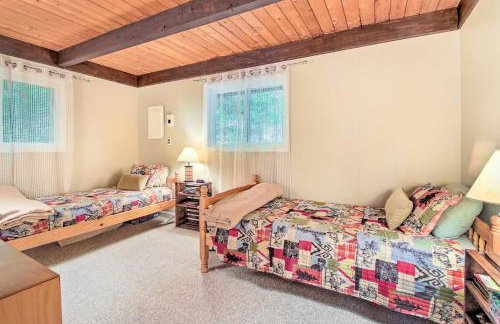 Conway Area Chalet with Mountain Views and Fire Pit! - Foto 14