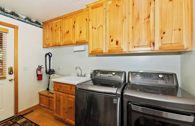 Teakwood Cozy Wood Cabin with Fireplace - Photo 50