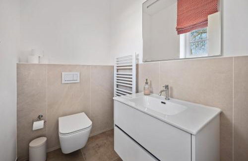 GUT KLETKAMP "Mühlenhof 4" - Ruhige Ferienwohnung mit 3 Schlafzimmern I Terrasse mit See- & Naturblick I Gemeinschaftsgarten I 15 Min zur Ostsee I Küche I Parkplatz I Waschmaschine I WLAN - Foto 10