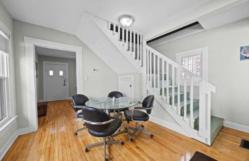 Cozy Downtown Stay w Private Backyard & Parking - Foto 13