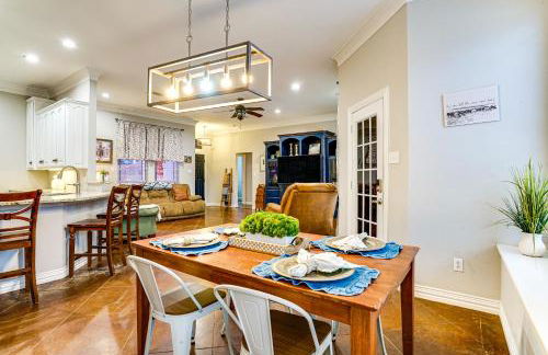 Group-Friendly Burleson Getaway with Outdoor Oasis - Foto 8