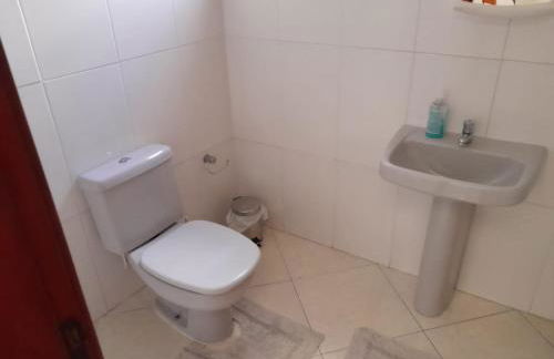 Dois quartos Cozinha completa Wi Fi Self check in com senha Central e perto de tudo a 4,4Km da Rodoviária e 15,4 km do Aeroporto Apartamentos 102 e 302 - Foto 11