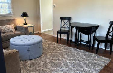 Charming Cottage with fenced yard in convenient location - Foto 12