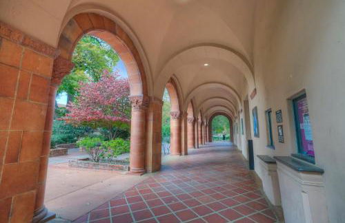 New Tudor Cottage one block from Chico State and downtown with private garage - Foto 26