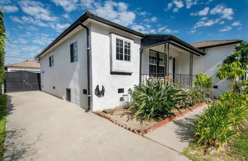 Updated 3-Bedroom LA Home with Backyard, BBQ & Family-Friendly Amenities - Photo 28