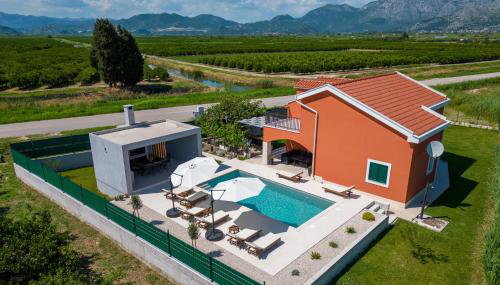 MiaMare Luxury Villa with Pool Surrounded by Nature - Foto 2, Garden, sunbed
